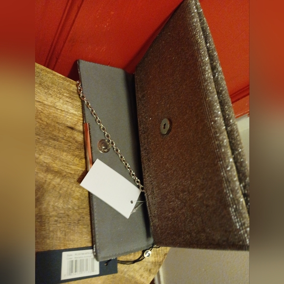 La REGALE -METALLIC ANIMAL SILVER SHIMMER CLUTCH - Picture 5 of 7